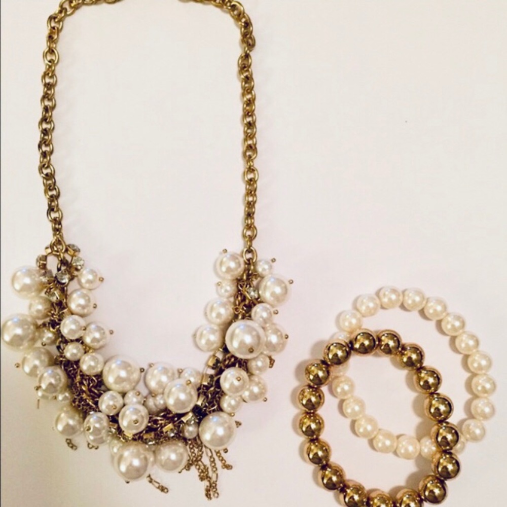 NWOT Women’s necklace and bracelets